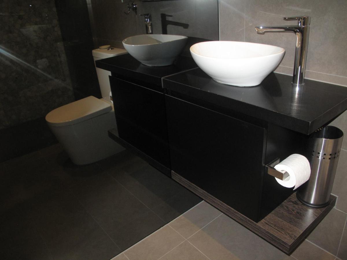 Modern 3 Bedroom Apt With Free Parking, Netflix, Wifi & Welcome Wine By Bnb Pro Melbourne Esterno foto